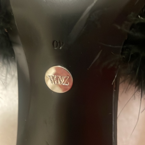 Zara mules feather fur trim black size 40 9 or 9.5
Full glam - Picture 4 of 6